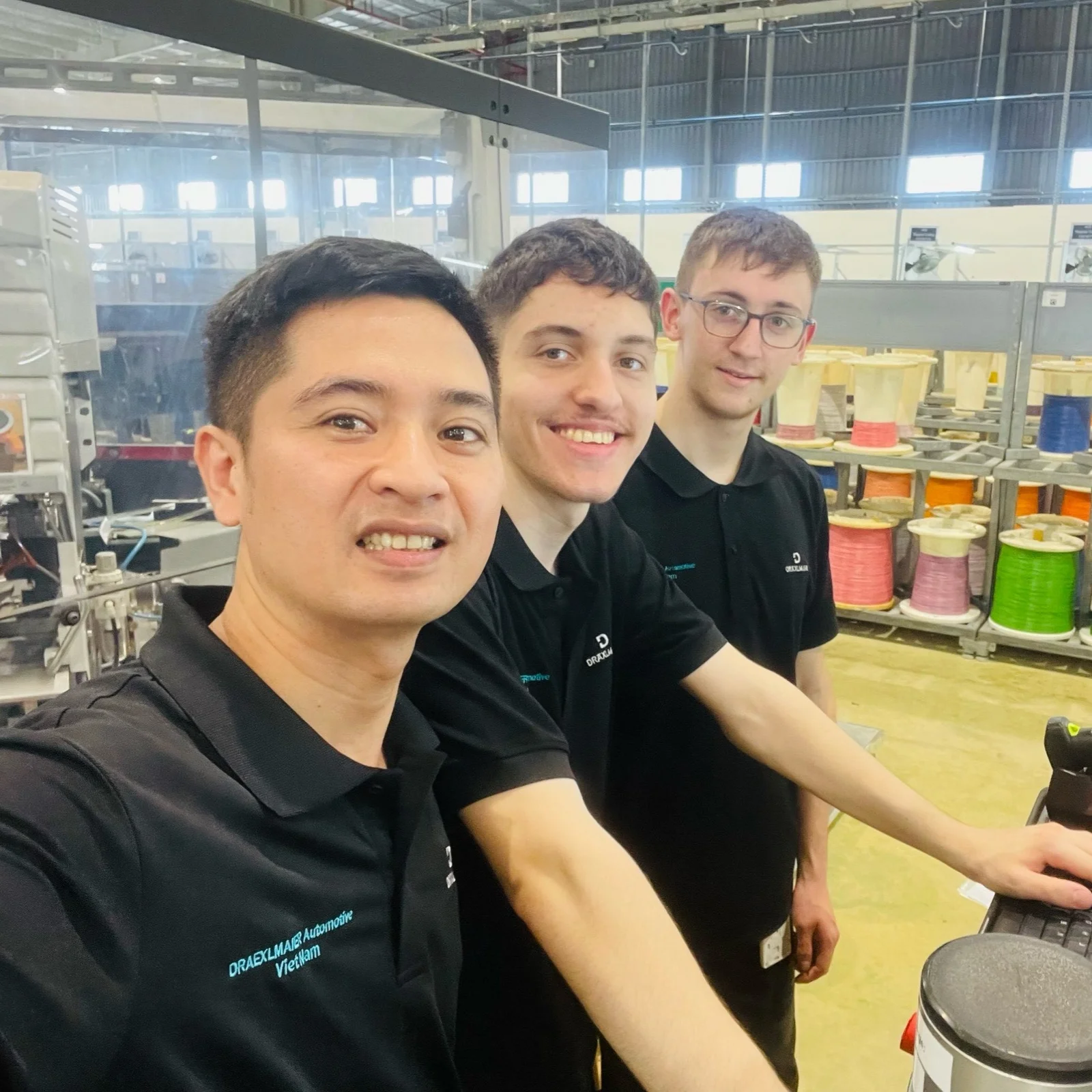 Selfie Azubis mit vietnamesischem Kollegen