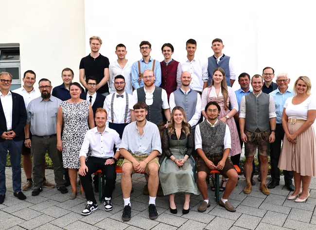 The graduates with their trainers as well as with the deputy works council chairman Martin Boxhammer (3rd from left), training manager Barbara Gerber (5th from left) and Michael Malec (3rd from right), responsible for international human resources management.