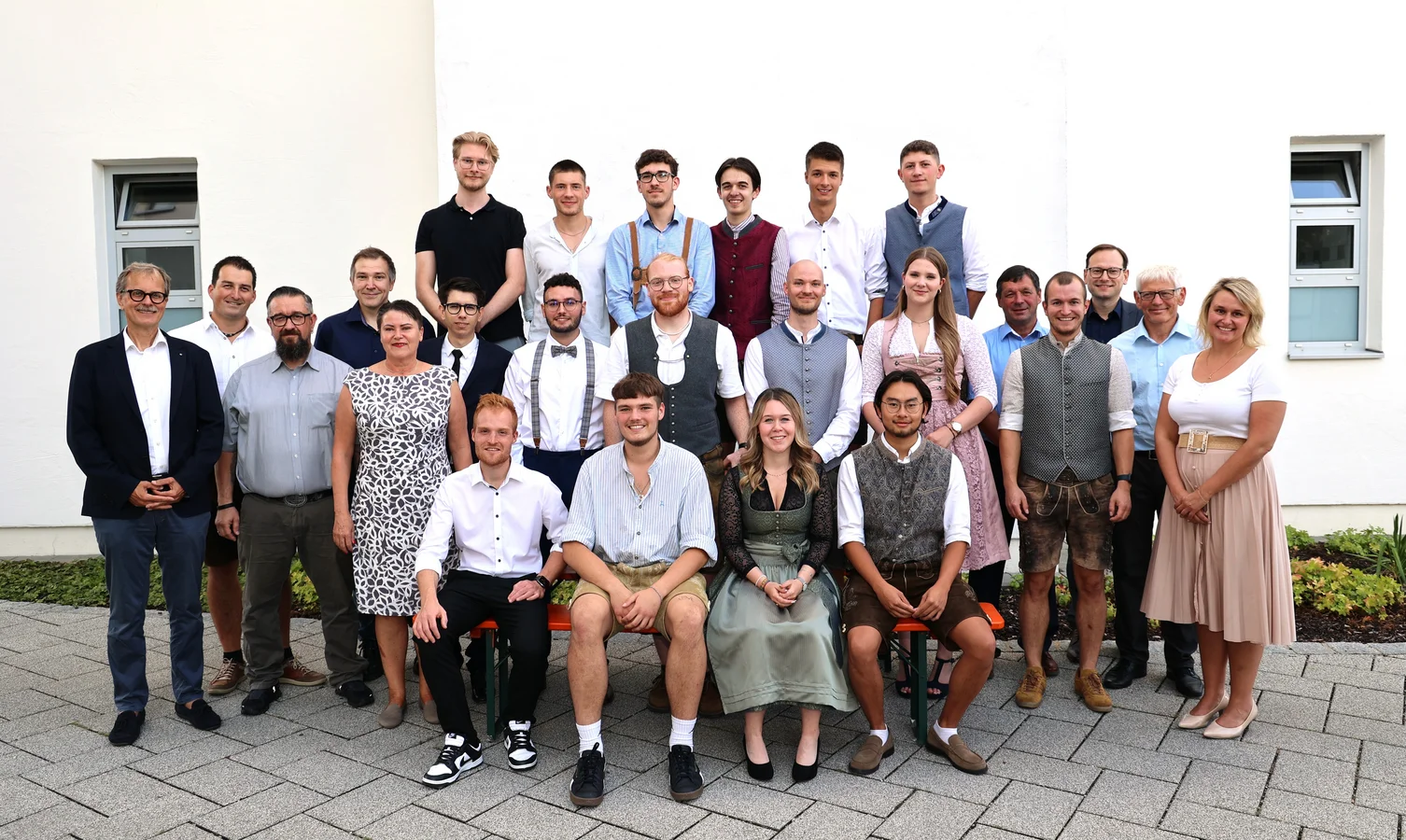 The graduates with their trainers as well as with the deputy works council chairman Martin Boxhammer (3rd from left), training manager Barbara Gerber (5th from left) and Michael Malec (3rd from right), responsible for international human resources management.
