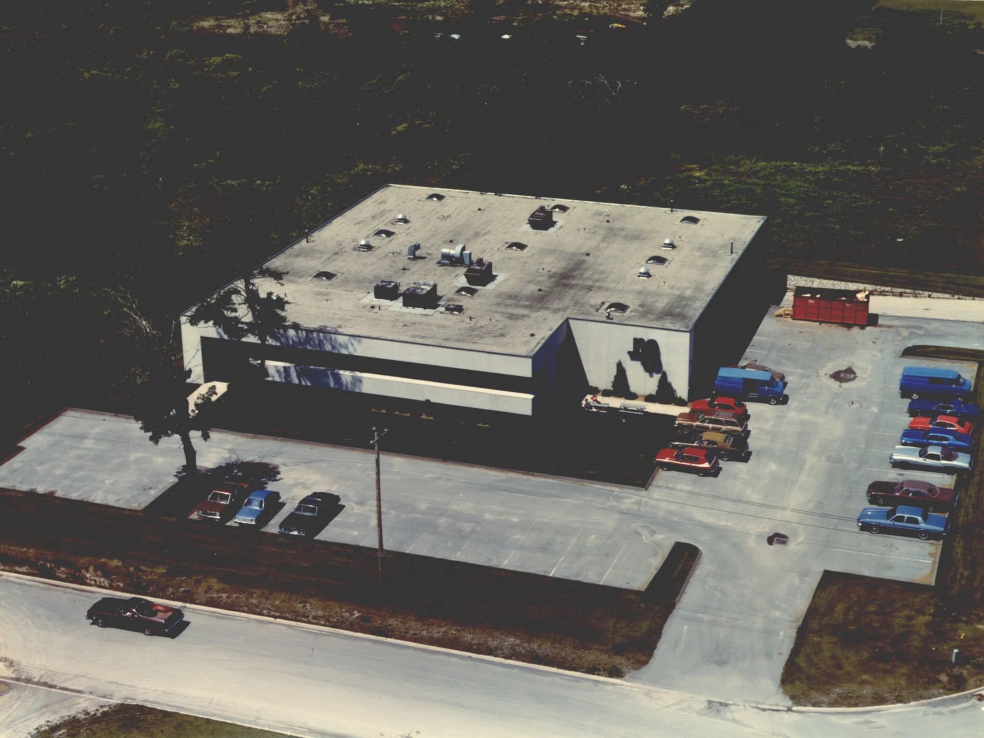 The picture shows an old DRÄXLMAIER building in Canada. 
