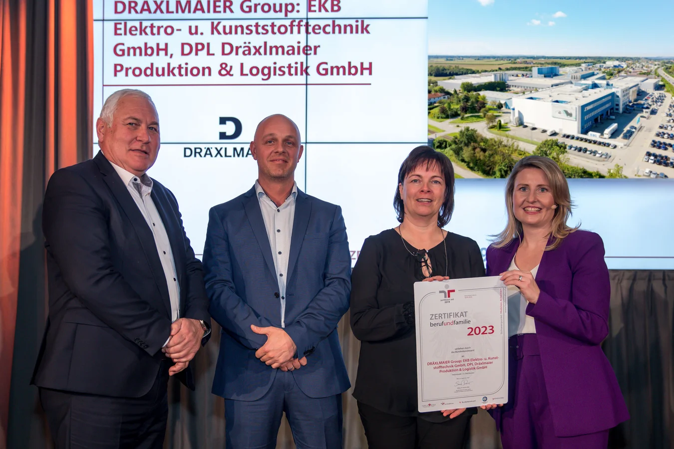 From left: Franz Haslinger from the headquarters of the DRÄXLMAIER Group, Andreas Schnallinger, site manager of DRÄXLMAIER Braunau, Ursula Ulmer, representative of human resources at the Braunau site and Federal Minister Susanne Raab. (Photo: Harald Schlossko)
