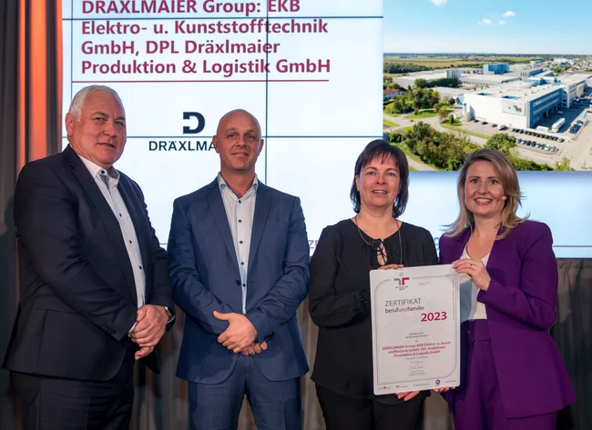 From left: Franz Haslinger from the headquarters of the DRÄXLMAIER Group, Andreas Schnallinger, site manager of DRÄXLMAIER Braunau, Ursula Ulmer, representative of human resources at the Braunau site and Federal Minister Susanne Raab. (Photo: Harald Schlossko)