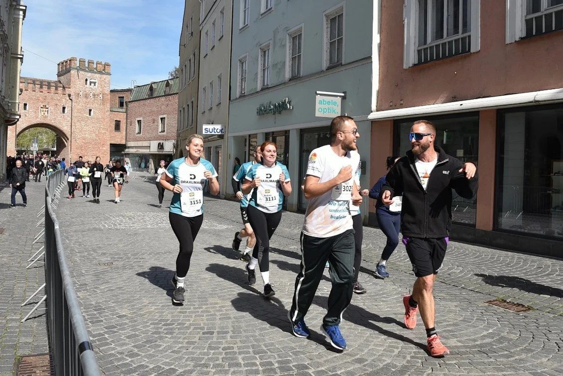Kollegen beim Lauf in der Landshuter Altstadt