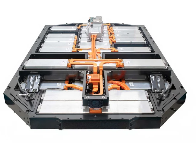 Eine vollständige graue Batterie eines Elektroautos mit orangenen Komponenten.