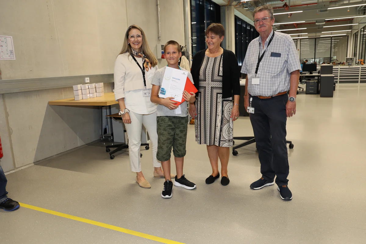 Vilsbiburg's First Mayor Sibylle Entwistle (l.), training manager Barbara Gerber (2nd from right) and Harald Fellner from the Landshut district with the winner of the race Nico Zuhmann.