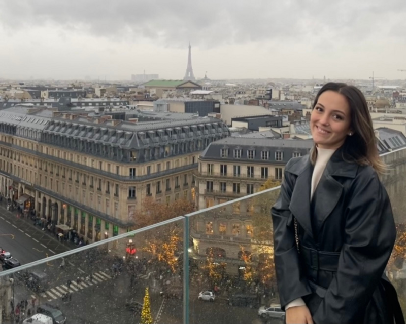 Laura in Paris. Die Fremdsprachen-Industriekauffrau liebt das Reisen.