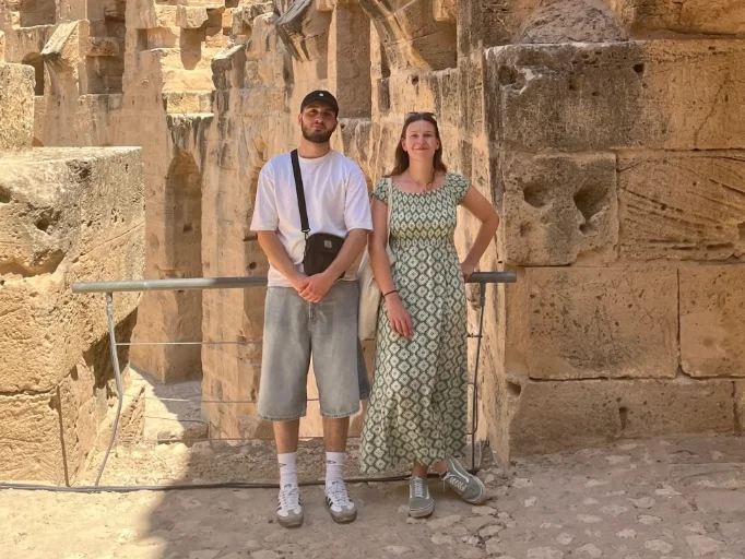 Azubine Sophie mit tunesischem Kollegen