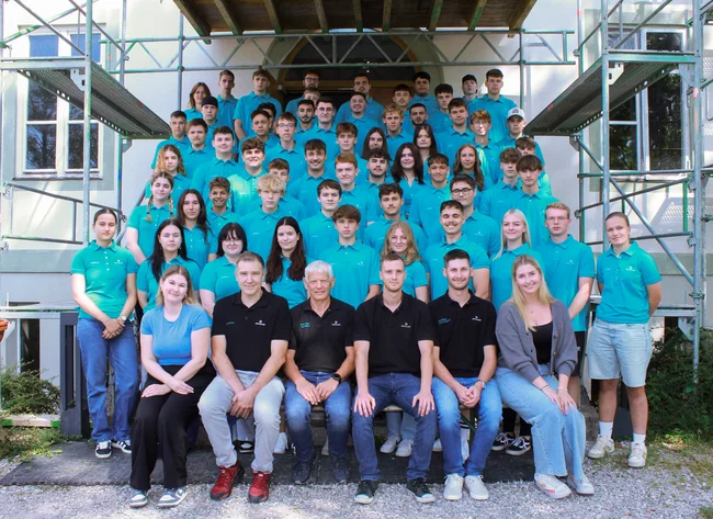 The new trainees of the DRÄXLMAIER Group together with their trainers.