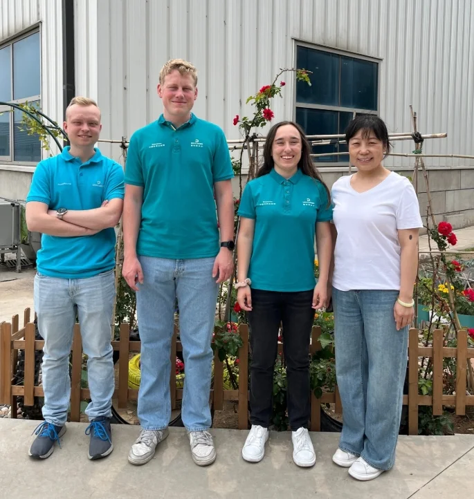 Gruppenfoto der drei Azubis mit einer chinesischen Mitarbeiterin