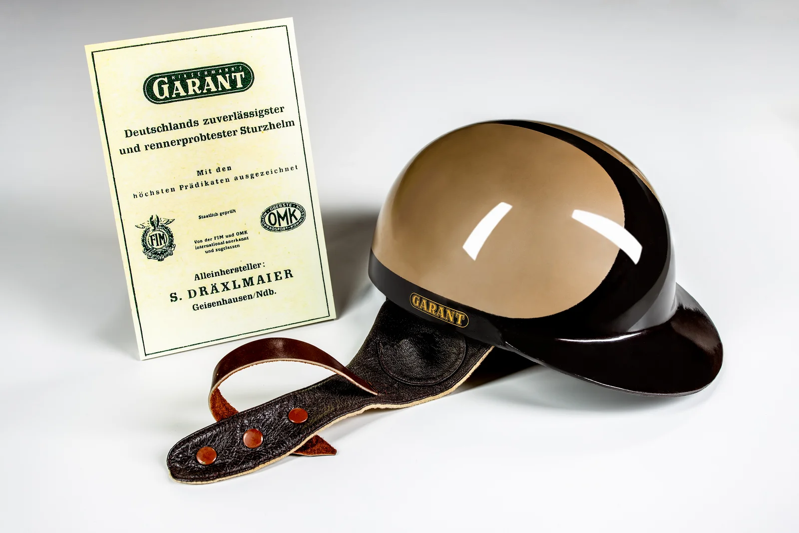 Ein brauner Sturzhelm der Firma DRÄXLMAIER.