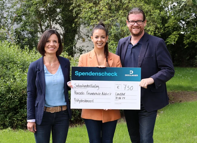 Joana Stöckl (centre) hands over the symbolic donation check to Andrea Mahler and Ralf Bachmann from the Förderverein Grundschule-Auloh e.V.