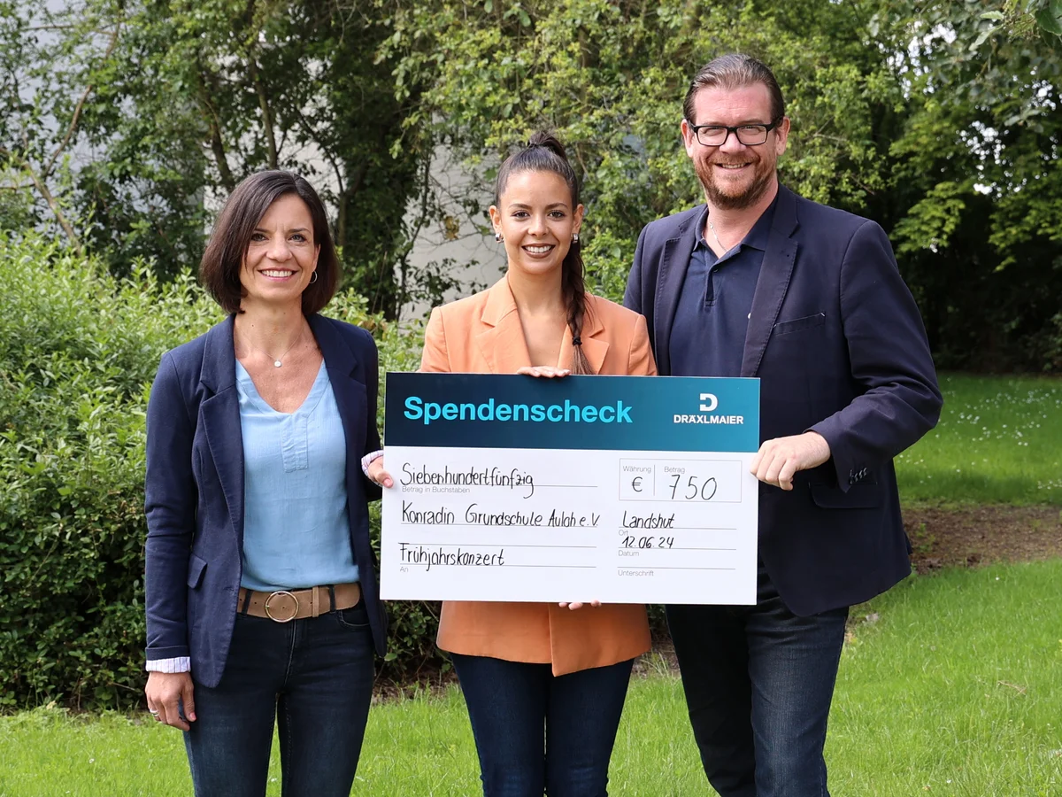 Joana Stöckl (centre) hands over the symbolic donation check to Andrea Mahler and Ralf Bachmann from the Förderverein Grundschule-Auloh e.V.