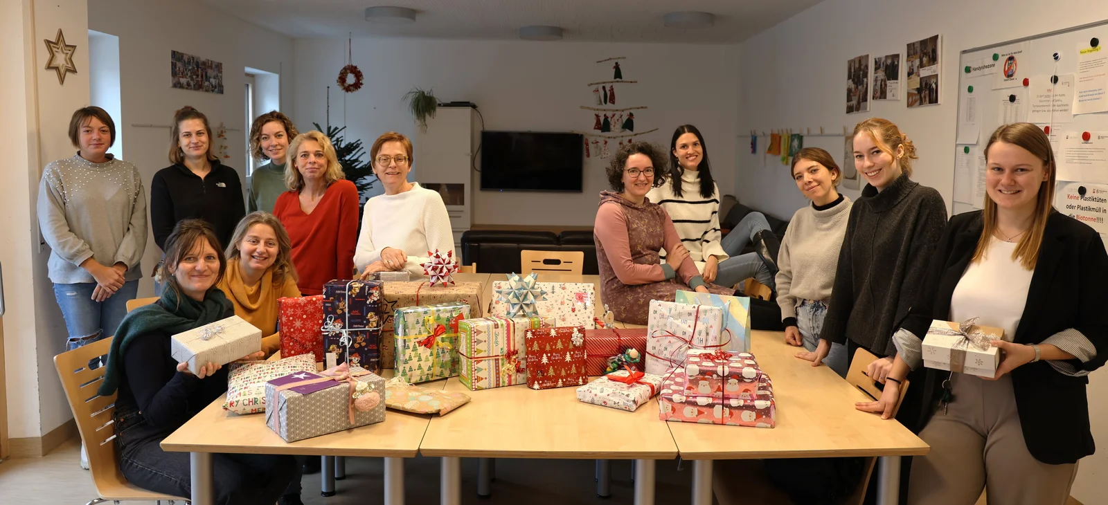 Marion Mai-Stefanov (7. v. l.) und die Mitarbeiterinnen des Caritas Mutter-Kind-Hauses in Landshut freuen sich über die zahlreichen Geschenke. 