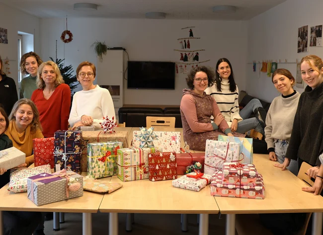 Marion Mai-Stefanov (7. v. l.) und die Mitarbeiterinnen des Caritas Mutter-Kind-Hauses in Landshut freuen sich über die zahlreichen Geschenke. 