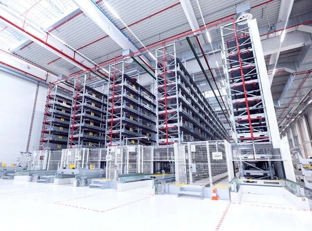 Moderne Logistik Ein automatisiertes Lagerhaltungssystem der Firma DRÄXLMAIER mit Förderbändern zum Transport am Boden.