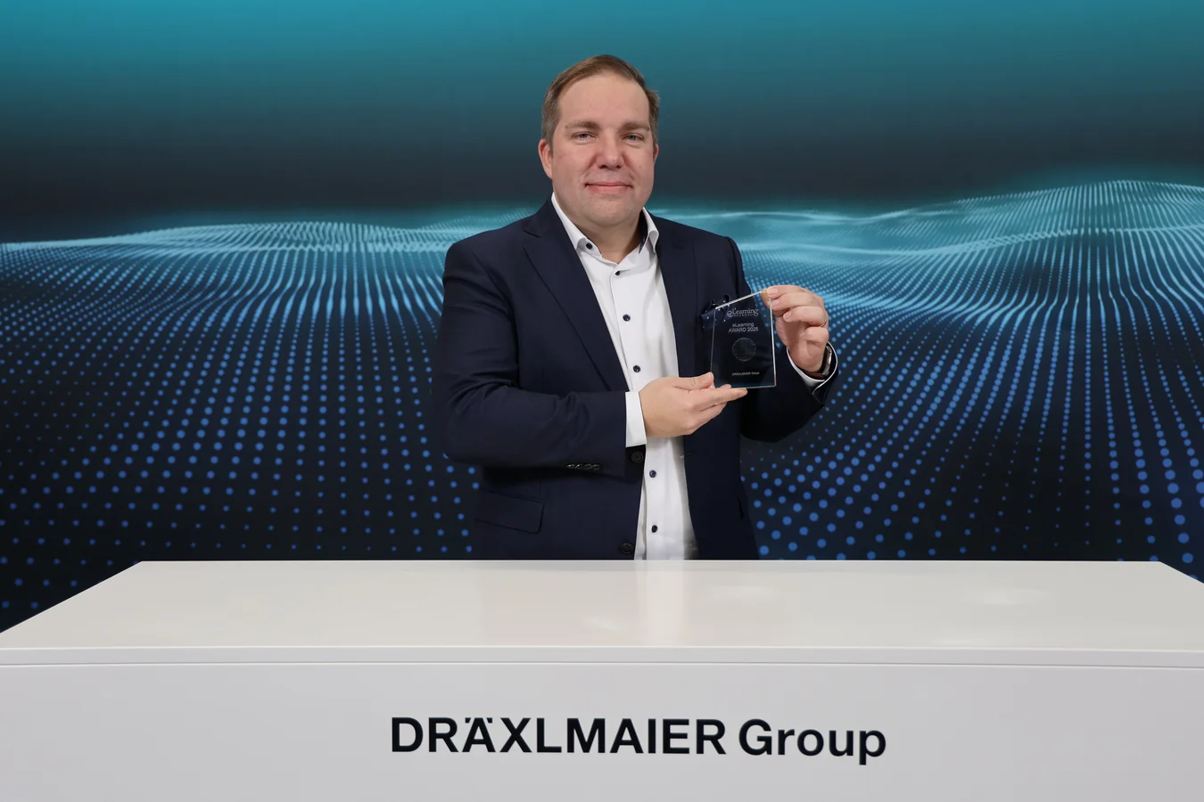Thomas Schröder, Head of Learning bei DRÄXLMAIER, mit dem eLearning-Award.