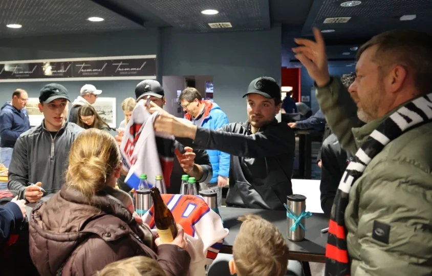 EVL Spieler signieren Trikots für Fans