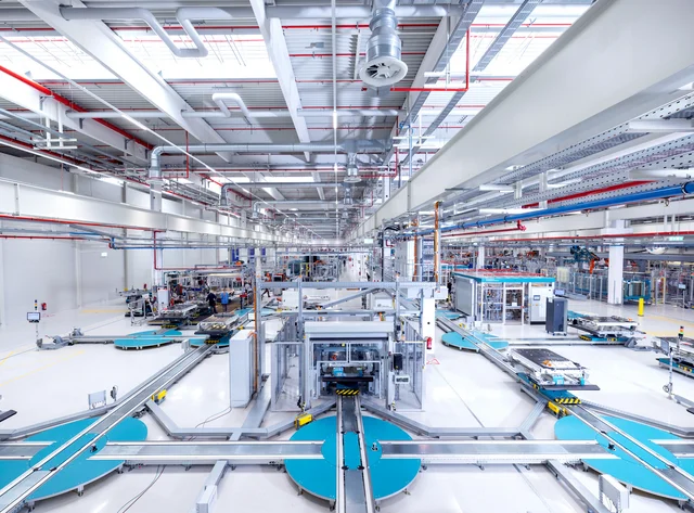 Mobilität der Zukunft Batteriemontage bei DRÄXLMAIER in Leipzig in einer großen Halle