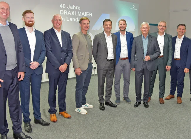 From left to right: CFO Torsten Kurz, Site Manager Florenz Schneider, CCO Arno Güllering, CEO Jan Reblin, Vice-Chairman and CEO Stefan Brandl, Mayor Matthias Kohlmayer, Chairman Fritz Dräxlmaier, District Administrator Werner Bumeder, Site Manager Georg Wachtmeister and Chief Human Resources Manager Roland Polte.