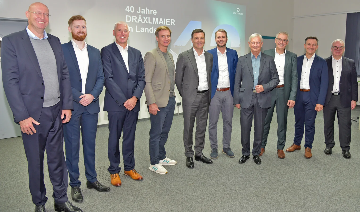 From left to right: CFO Torsten Kurz, Site Manager Florenz Schneider, CCO Arno Güllering, CEO Jan Reblin, Vice-Chairman and CEO Stefan Brandl, Mayor Matthias Kohlmayer, Chairman Fritz Dräxlmaier, District Administrator Werner Bumeder, Site Manager Georg Wachtmeister and Chief Human Resources Manager Roland Polte.