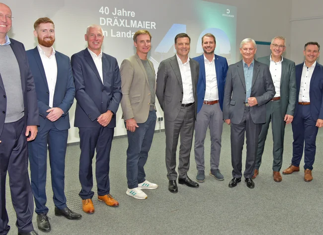 Von links nach rechts: CFO Torsten Kurz, Standortleiter Florenz Schneider, CCO Arno Güllering, CEO Jan Reblin, Vice-Chairman und CEO Stefan Brandl, Bürgermeister Matthias Kohlmayer, Chairman Fritz Dräxlmaier, Landrat Werner Bumeder, Standortleiter Georg Wachtmeister sowie Personalchef Roland Polte. 