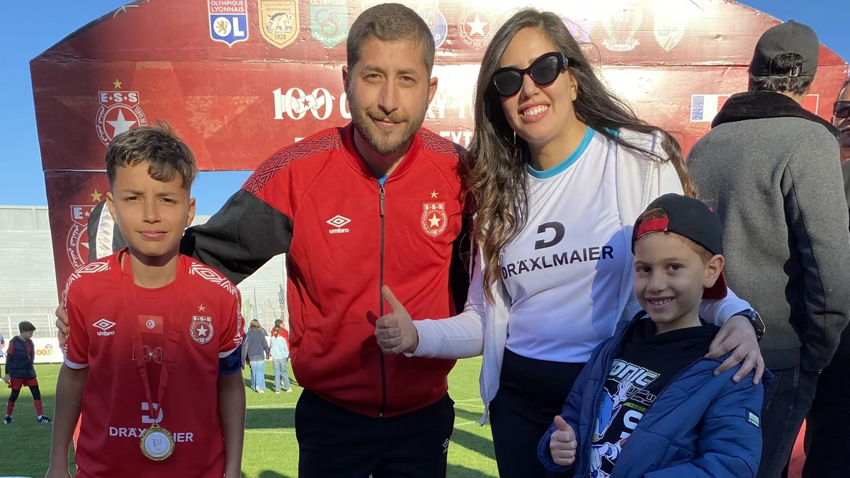 Mitglied Jugendfußballteam mit Familie