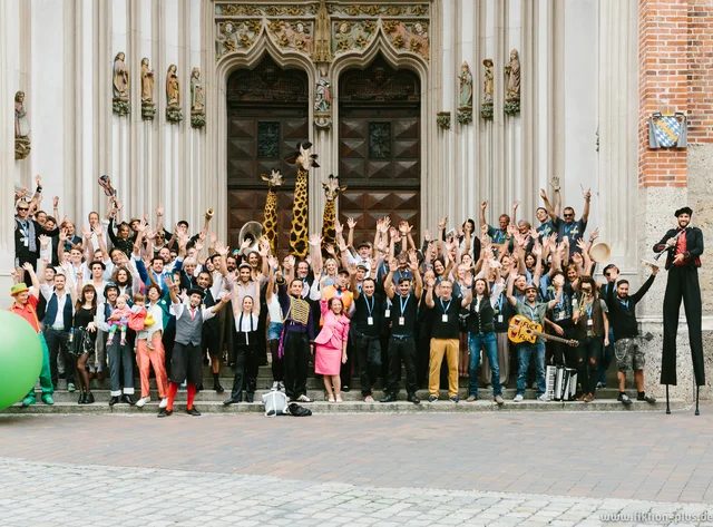 Group picture of many employees