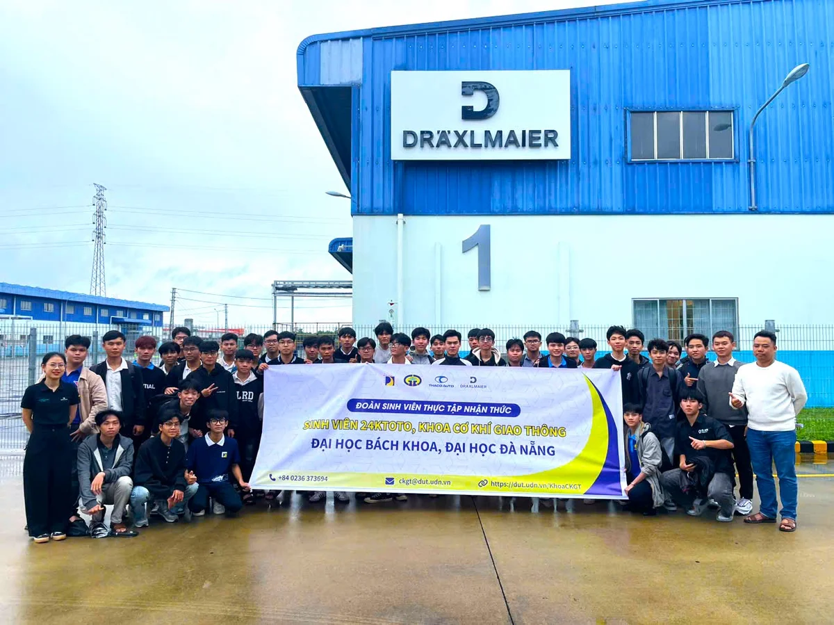 Gruppenbild der Studenten vor dem Dräxlmaier Werk