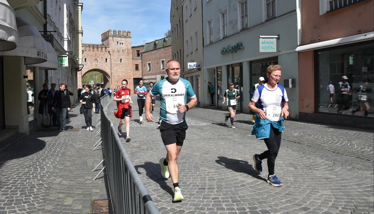 Kollegen beim Lauf in der Landshuter Altstadt