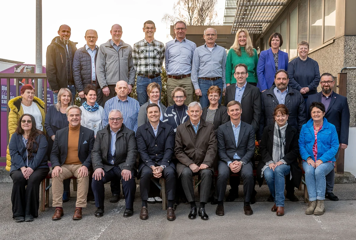 The employees celebrating 35 years of service with the company management and representatives of the works council.