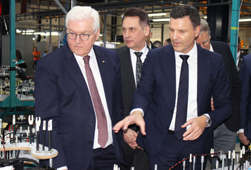 Bundespräsident Frank-Walter Steinmeier besucht den DRÄXLMAIER Standort im mazedonischen Kavadarci.