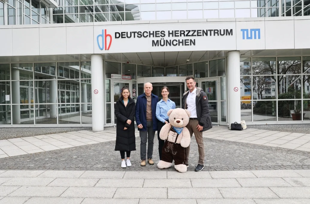 Joana Stöckl und Tom Wallner von DRÄXLMAIER, mit Stiftungsleiterin Linda Röß und Johannes Montag. 