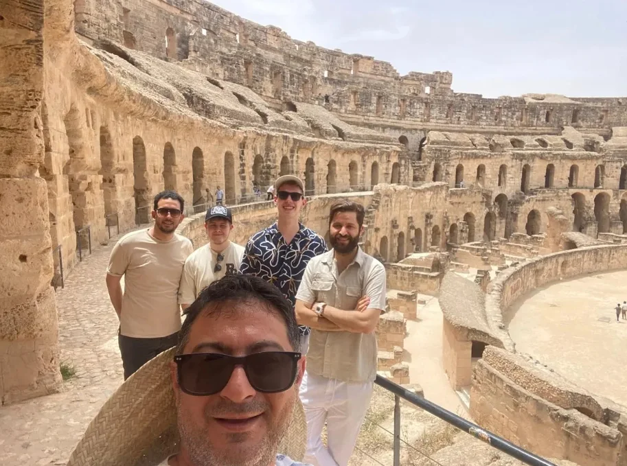 Selfie vor der tunesischen Architektur