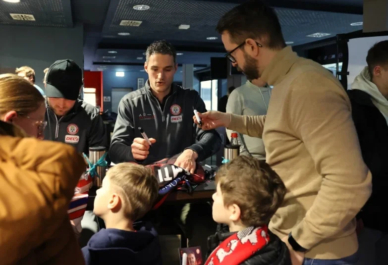 EVL Spieler signieren Trikots für Fans