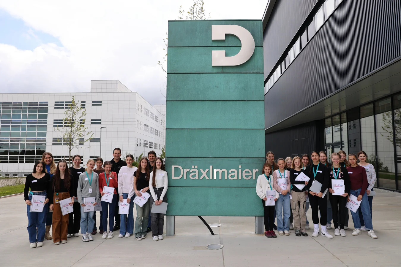 This year, a total of 20 students were guests at the DRÄXLMAIER Group on Girls' Day.
