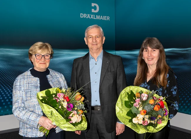 Fritz Dräxlmaier beglückwünscht Renate Steer (li.) und Gundelinde Steckermeier zu ihrem 45-jährigen Jubiläum. 