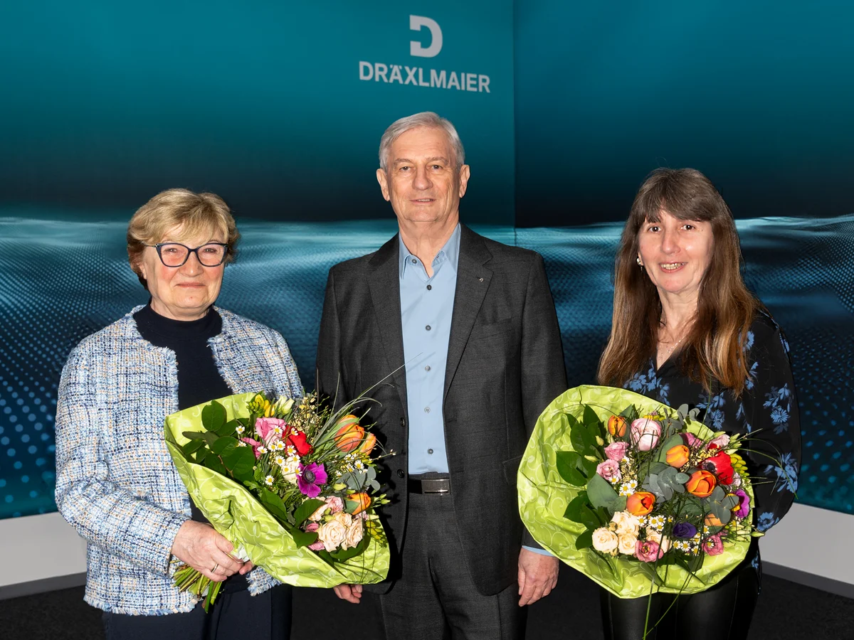 Fritz Dräxlmaier congratulates Renate Steer (left) and Gundelinde Steckermeier on their 45th anniversary.