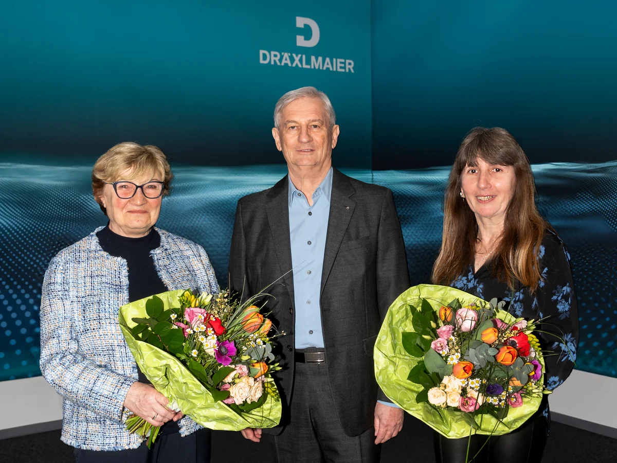 Fritz Dräxlmaier beglückwünscht Renate Steer (li.) und Gundelinde Steckermeier zu ihrem 45-jährigen Jubiläum.