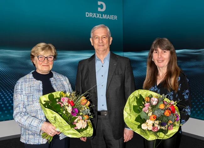 Fritz Dräxlmaier congratulates Renate Steer (left) and Gundelinde Steckermeier on their 45th anniversary.
