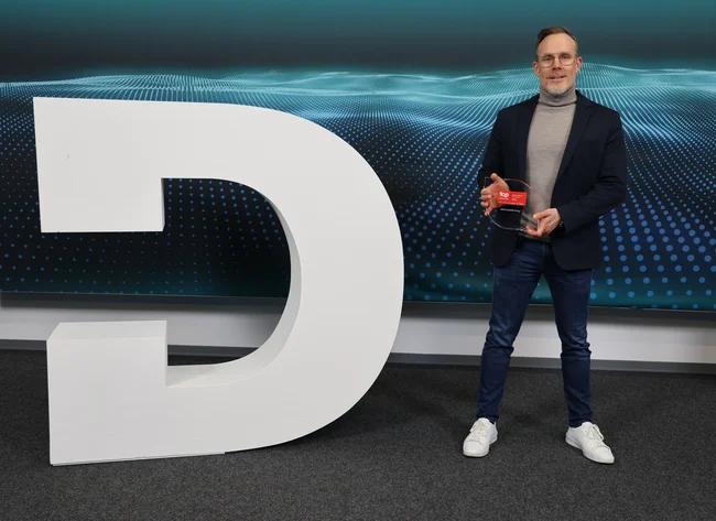 Jerzy Bittner, verantwortlich für das globale Recruiting, mit der Auszeichnung „Top Employer Germany“.