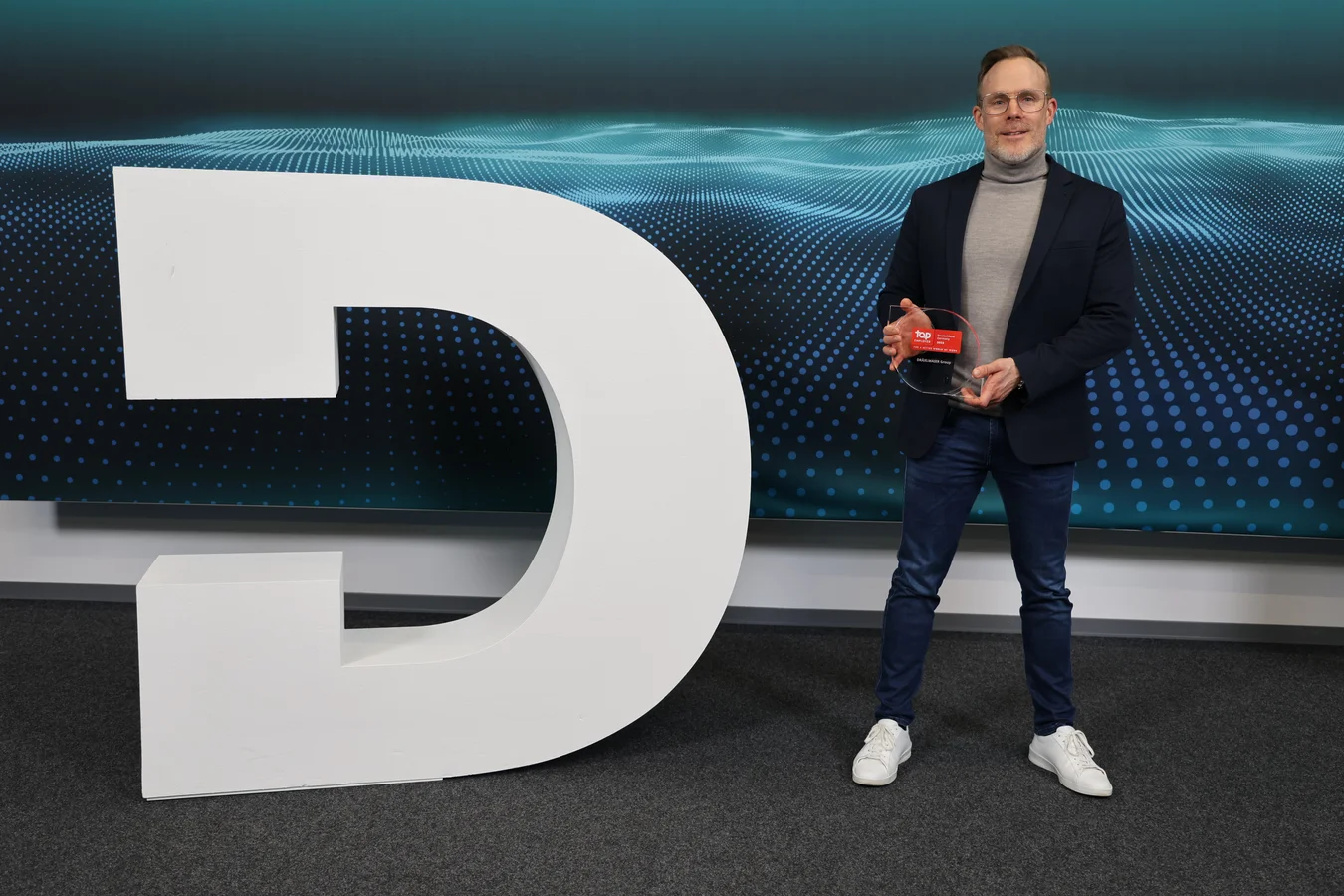 Jerzy Bittner, verantwortlich für das globale Recruiting, mit der Auszeichnung „Top Employer Germany“.