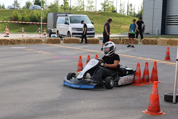 Besucher beim Start auf der Kartbahn