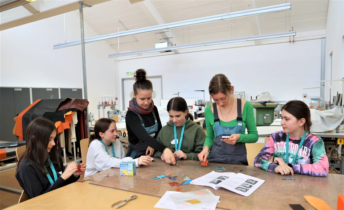 Die Teilnehmerinnen des Girls‘ Day fertigten eigenhändig verschiedene Werkstücke an, darunter Libellen und Schmetterlinge aus Leder. 