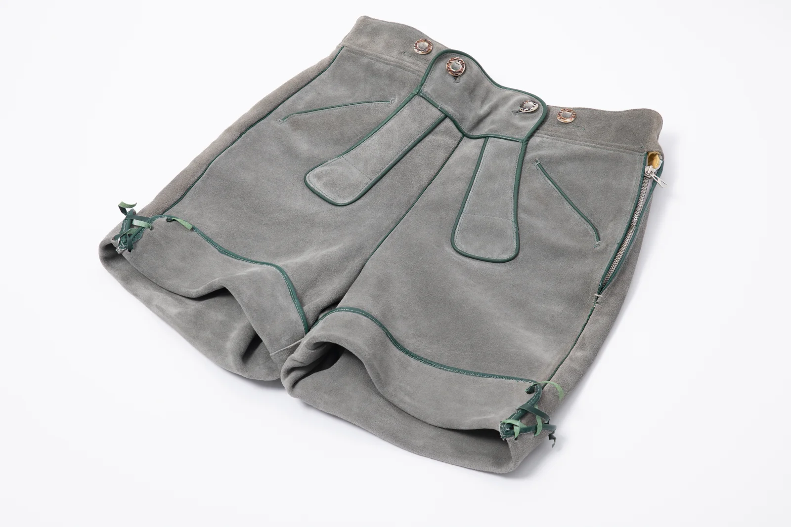 Auf dem Bild ist eine graue Lederhose zu sehen. 