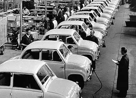 Goggomobile aus dem Jahr 1958 sind auf einem schwarzweiß-Bild zu sehen. 