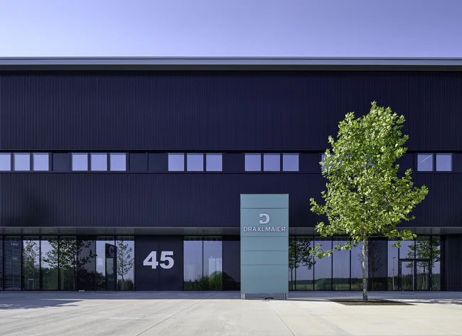 The picture shows building 45 at the DRÄXLMAIER site in Vilsbiburg.