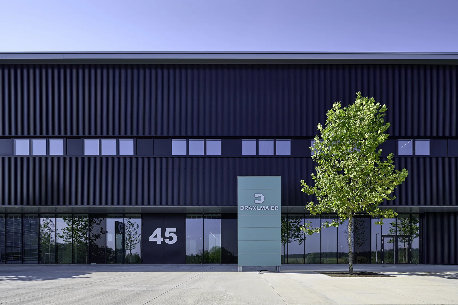 The picture shows building 45 at the DRÄXLMAIER site in Vilsbiburg.