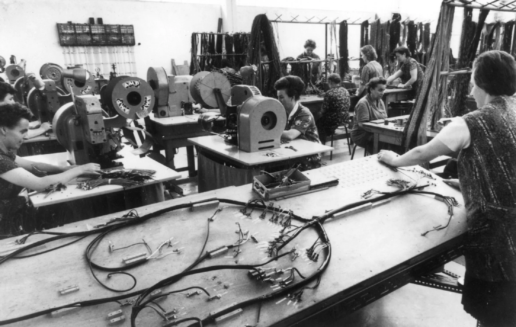 Auf einem schwarzweiß-Bild sind arbeitende Frauen im Schoexkeller zu sehen. 