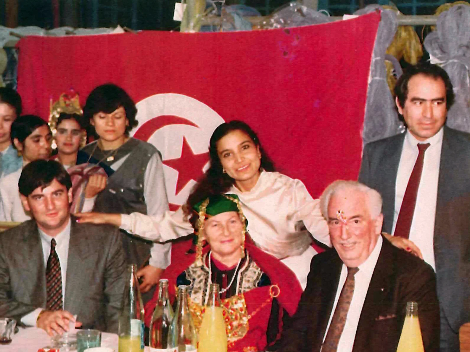 The picture shows a visit to the Sousse site in Tunisia. People are sitting at a dining table. 