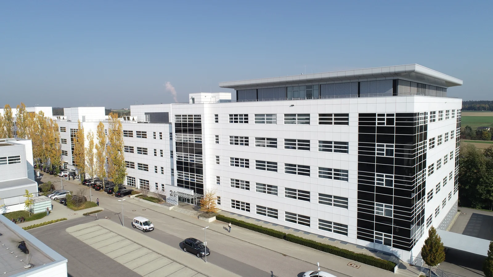 Aerial view over the DTZ canteen. Further DRÄXLMAIER buildings can be seen. 